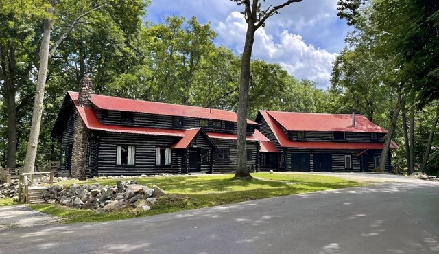 Ski Pine Knob! Ice skating on Walters lake! Indoor fireplace! WiFi! Pool Table!