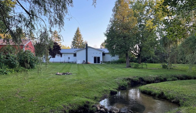 SKI - Snowmobile - Pet Friendly - trailer parking - 5 mins to Crystal - WIFI