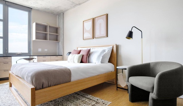 Sleek Lincoln Park Studio w/W/D, walk to L & New City, by Blueground
