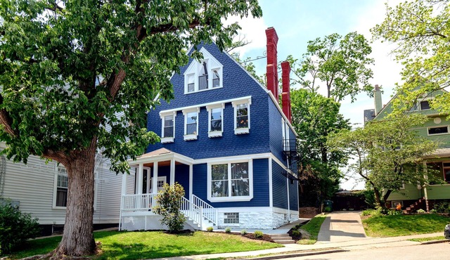 Sleeps 22: Entire 3-Unit Building, 5 Baths, 5 Min to Downtown