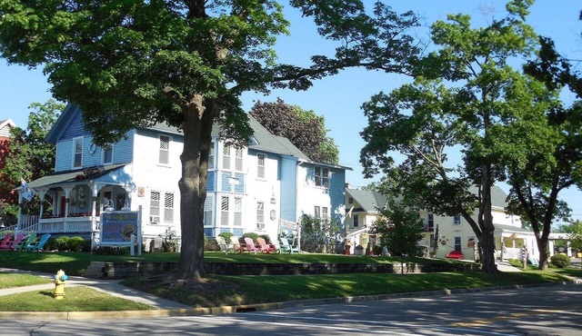 Sleeps 34, 12 bedrooms, 6 baths, Downtown Lake Geneva, 2 houses same property