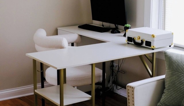 Sleeps 4 New Modern 1BR Private Workspace