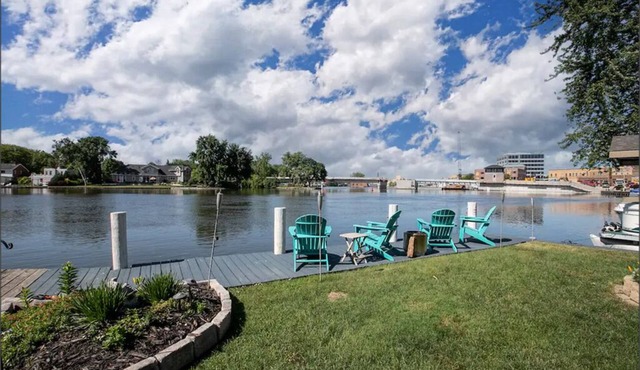 Sleeps 9, Riverview Get-A-Way with Hot Tub! 537 Broad Street Riverview Retreat