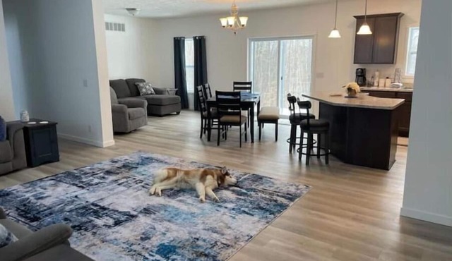 Snowmobile from your door-WIRELESS WIFI- SMART TV TO STREAM- RELAX-DOG FRIENDLY
