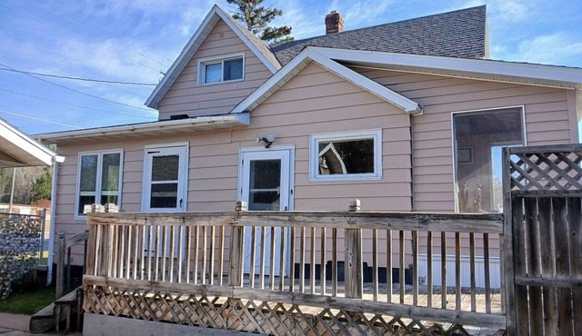 Snowmobile, UTV trails, Fishing in a charming 3-bedroom house in Republic