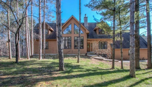 So spacious and cozy! Near lake with a private backyard with pool