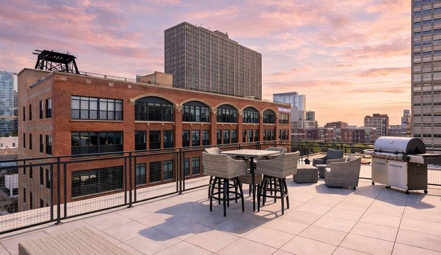 South Loop 2BR Retreat Near Grant Park, Soldier Field & Columbia College