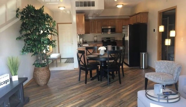 Spacious 2-bedroom apartment in perfect Chicago Ridge with Central AC & Heat