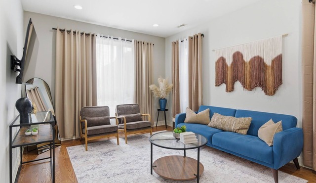 Spacious 2 bedroom Apt + FREE Parking, Close to Downtown