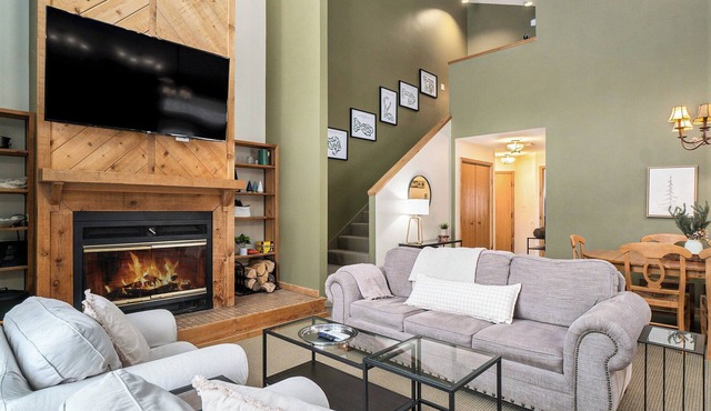 Spacious 3 Bedroom Condo @ Schuss Mountain seconds from the ski lifts and golf!