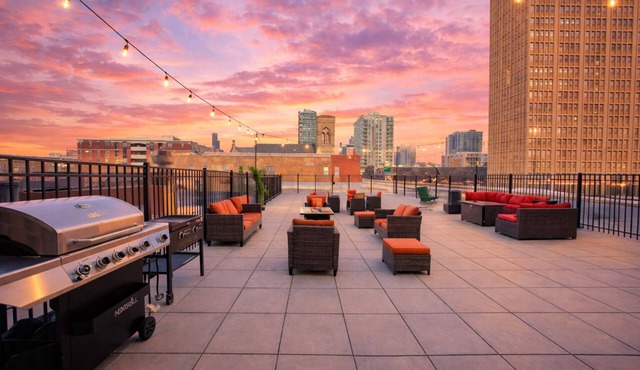 Spacious 3BR Corner Family Oasis Near McCormick Place & Soldier Field