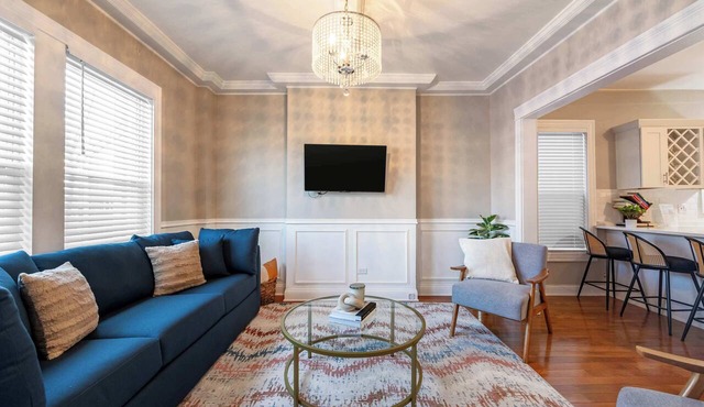 Spacious 3BRCondo near Wrigley/Dtwn +FreeParking