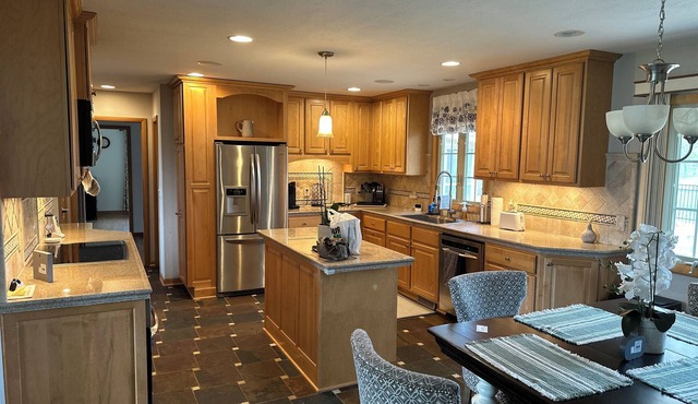 Spacious 4-bedroom house in terrific Menomonee Falls with WiFi, AC