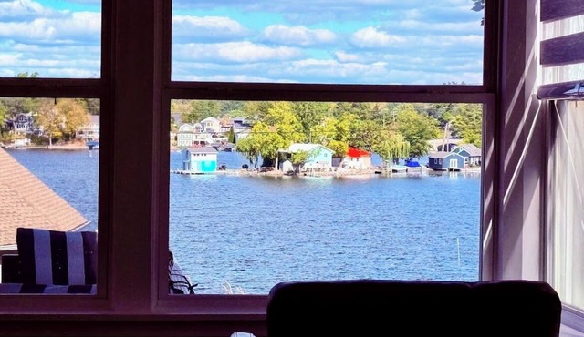 Spacious 4-bedroom lake house in fabulous Lake Orion
