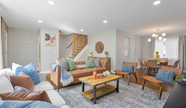 Spacious 4BR near Northwestern with King Beds + Crib