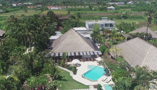Spacious 5-bedroom beachfront villa with Fitness, Spa & WiFi close to Lovina