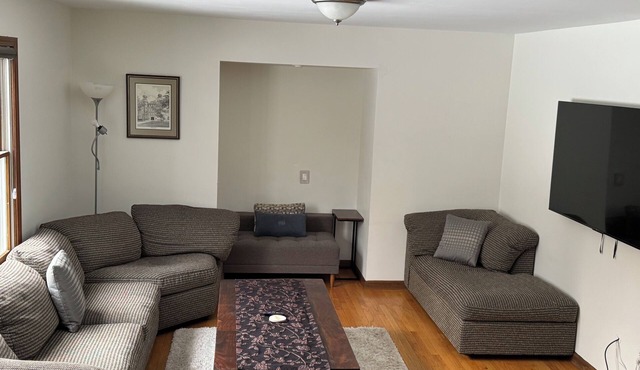 Spacious 5-bedroom home in beautiful Ann Arbor Waterhill Neighbourhood