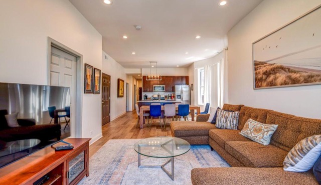 Spacious 5-BR Apt next to transit Free Parking