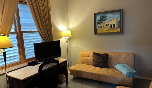 Spacious 7-bedroom house in gorgeous Lincoln Park Chicago with AC