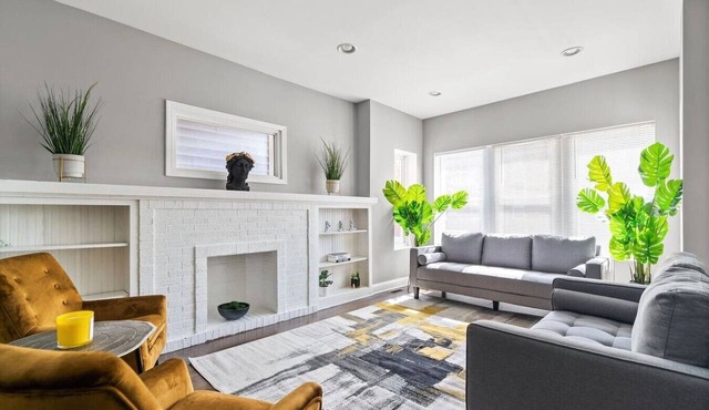 Spacious 8 BDR + 2 Kitchens + Garage! Sleeps 16!