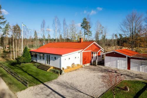 Spacious Cabin for Work Crews, 10 Beds!