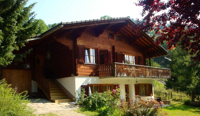 Spacious chalet with large garden on southern slope above Küblis-Klosters/Davos in Küblis