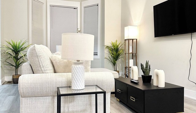 Spacious Contemporary 3bd/2ba Duplex Down in Chicago 8 Mins from Downtown 1F