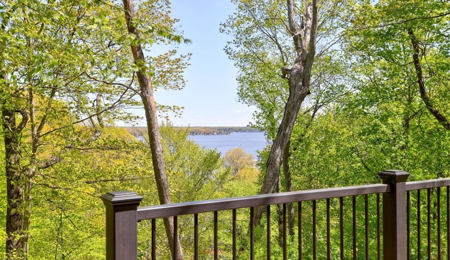 Spacious Family Retreat with Private Beach Access