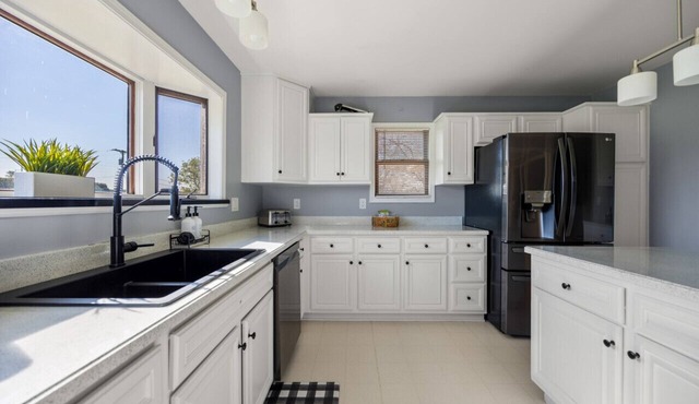 Spacious Farmhouse with Hot Tub near Richmond MI