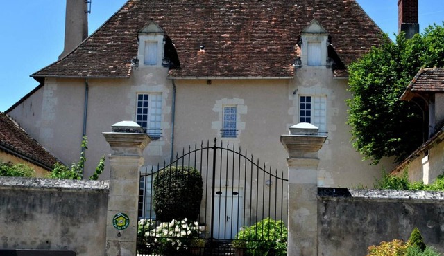 Spacious Historic Presbytery, Sleeps 15, Garden, WiFi, Near Châteaux & La Roche-Posay