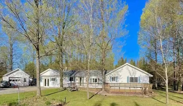 Spacious home made for large groups and families! Close to many UP destinations!