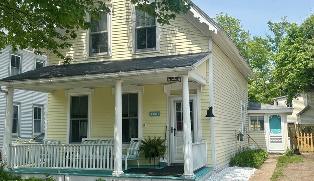 Spacious home w/Hot Tub near Lake Superior walk to restaurants, breweries, beach