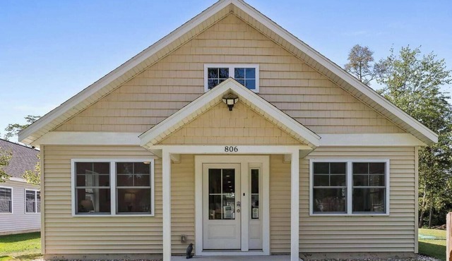 Spacious Lakefront Home Near South Haven