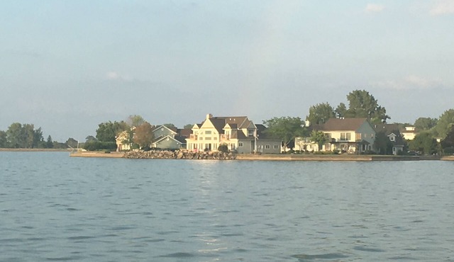 🌕🌖🌗🌘🌑Spacious Lakeside retreat with once in a lifetime Solar Eclipse views