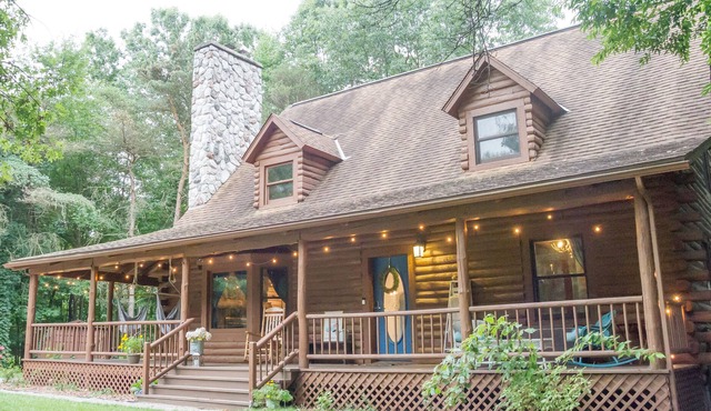 Spacious Log Cabin on Golf Course, +Indoor Hot Tub