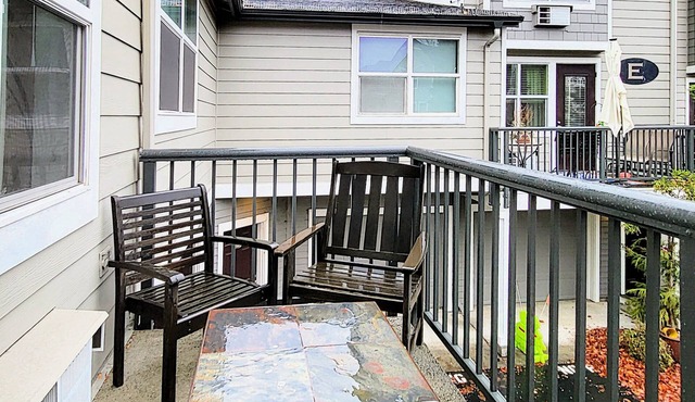 Spacious Modern Condo By Columbia Waterfront in Vancouver