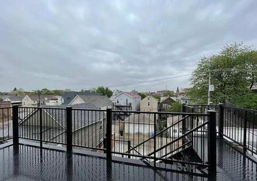 Spacious Modern Pilsen Retreat Sleeps 8 Near Downtown Chicago