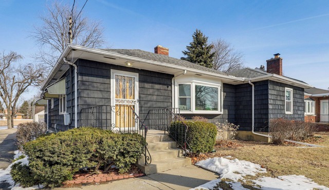 Spacious & Peaceful Suburban Home in Lansing!