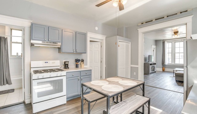 Spacious Roscoe Village Apt w/Home Office!