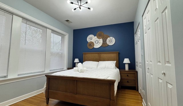 Spacious Skokie Retreat - 2BR/2BA - Mins to Chicago, mall & Train