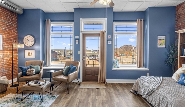 Spacious studio apartment with river view in the heart of downtown Henderson, KY