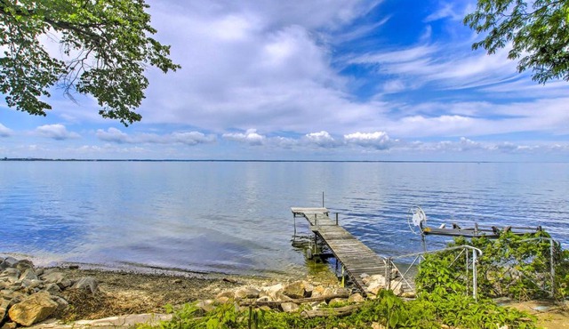 Spacious Waterfront Retreat Near UW-Green Bay