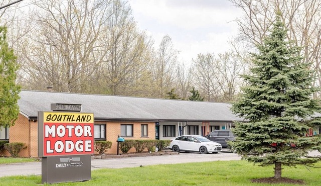 Stay in Browntown for 4: Cozy Room with MiniFridge