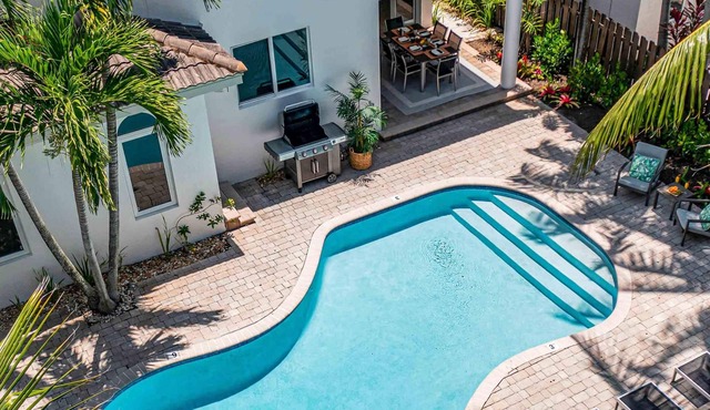 Steps from the Beach | Heated Pool | Sun Key| Game room | RESlDENCES