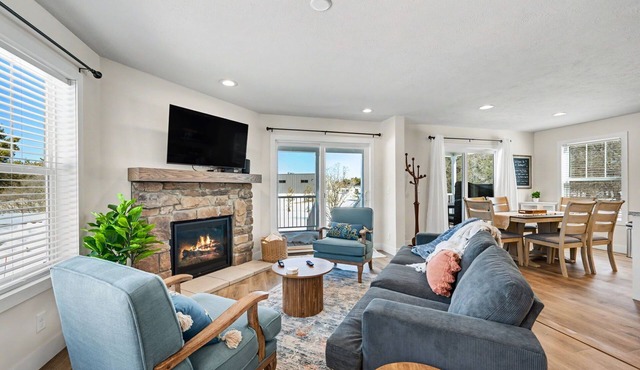 Steps to Lake Michigan | Hot Tub + Fire Pit | Near Cave Point
