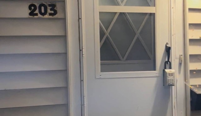 Steps to Metra - Fully Updated - Sleeps 7