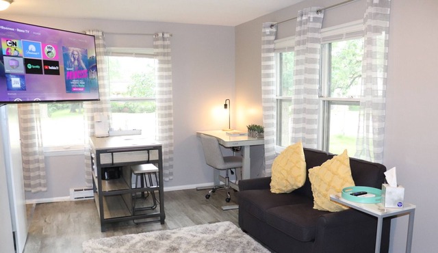 Studio APT | 2 min drive to Downtown Oswego | Fast WIFI