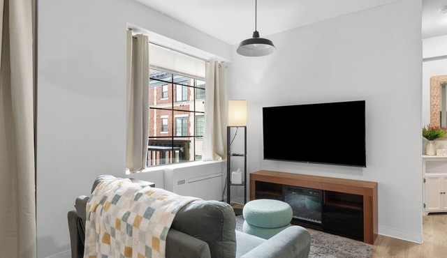 Studio/half bedroom with balcony in Midtown, Detroit