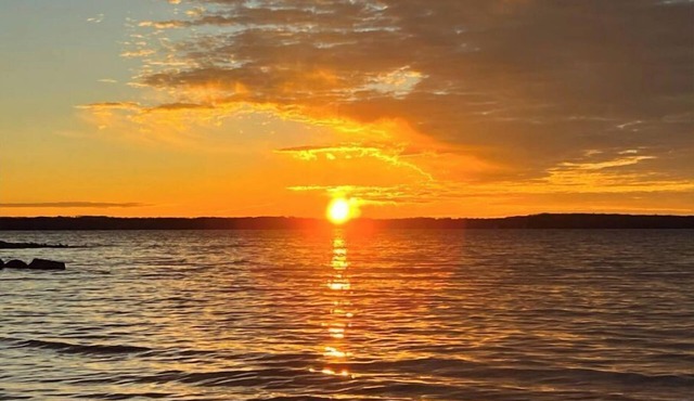 STUNNING 100 FEET OF PRIVATE BEACH ON GRAND TRAVERSE BAY WITH HOT TUB