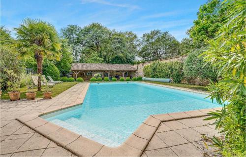 Stunning Home In Nieul Le Dolent